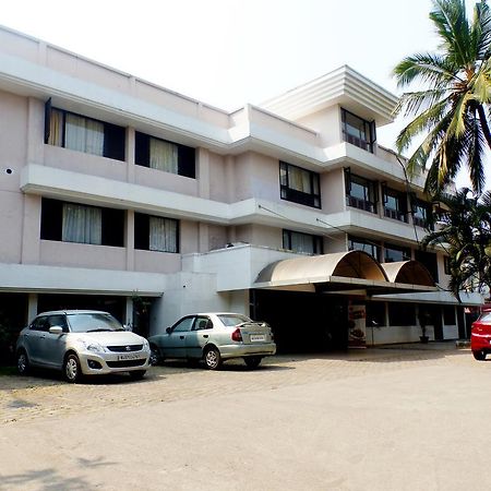 Hotel Highway Garden Kochi Екстериор снимка