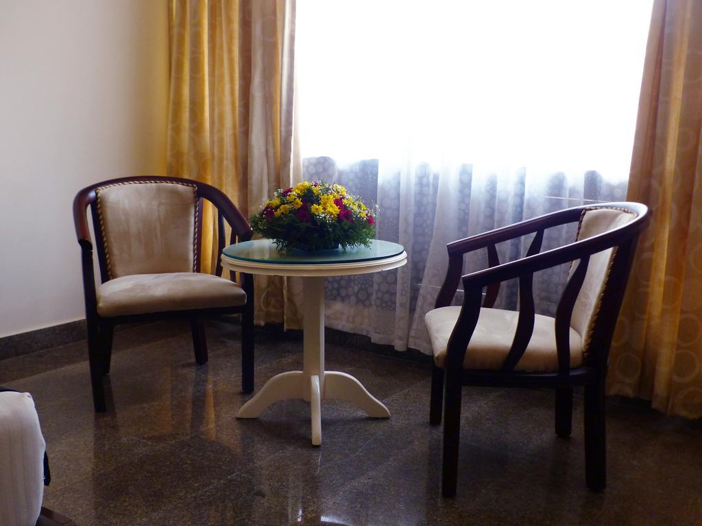 Hotel Highway Garden Kochi Екстериор снимка