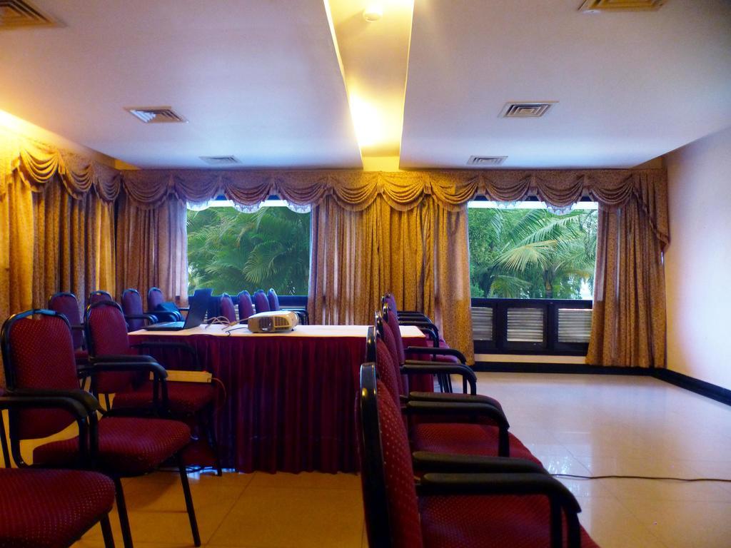 Hotel Highway Garden Kochi Екстериор снимка
