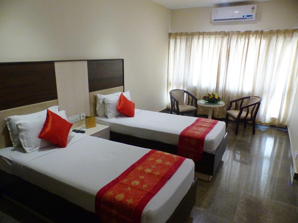 Hotel Highway Garden Kochi Екстериор снимка