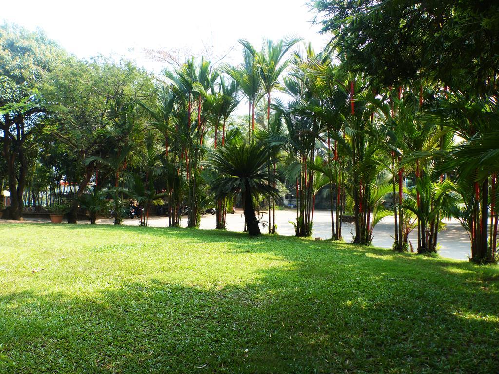 Hotel Highway Garden Kochi Екстериор снимка